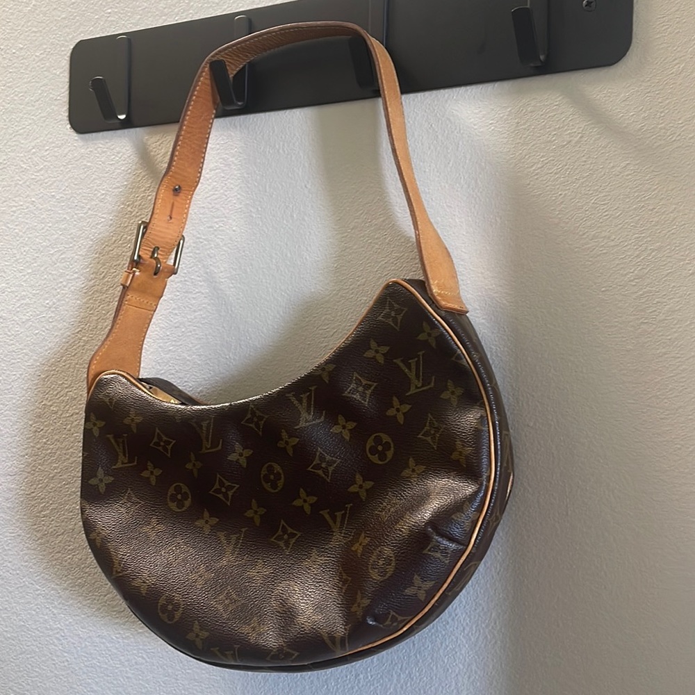 Authentic kidney shape Louis Vuitton purse